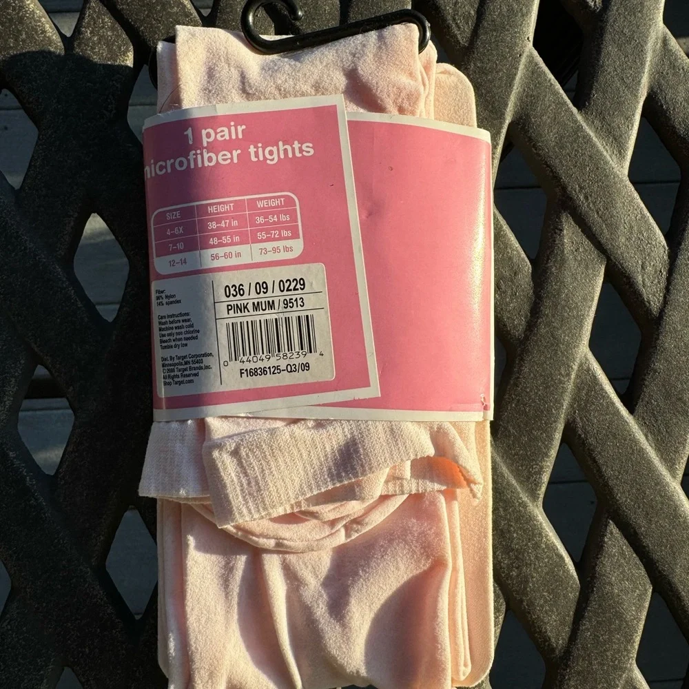 NEW Circo Girls’ pink tights size 10–12 - Picture 4 of 4